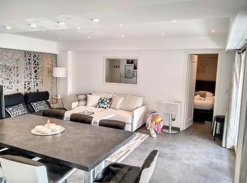 un salon avec un canapé et une table dans l'établissement Diego Suarez P38, à Juan-les-Pins