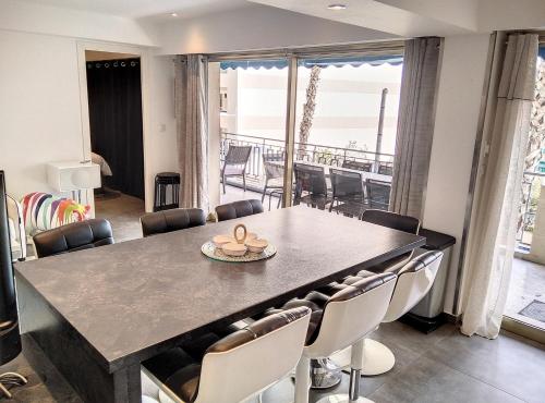 une salle à manger avec une table et des chaises dans l'établissement Diego Suarez P38, à Juan-les-Pins