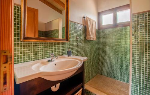 baño con lavabo, espejo y azulejos verdes en Beautiful Home In Alar With Private Swimming Pool, Can Be Inside Or Outside, en Alaró