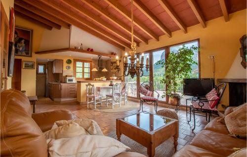 ein Wohnzimmer mit einem Sofa und einem Tisch in der Unterkunft Stunning Home In Alar With Private Swimming Pool, Can Be Inside Or Outside in Alaró