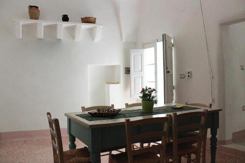 ein Esszimmer mit einem Tisch und einigen Stühlen in der Unterkunft Casetta di paese in Matino