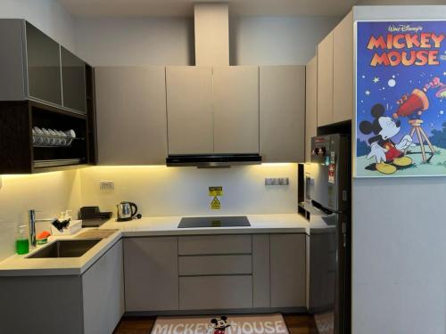 Una cocina o zona de cocina en Mickey Mouse Residence 2