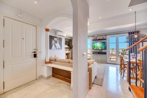 Elegant 2 BDRM Penthouse with Sea Views and Pools
