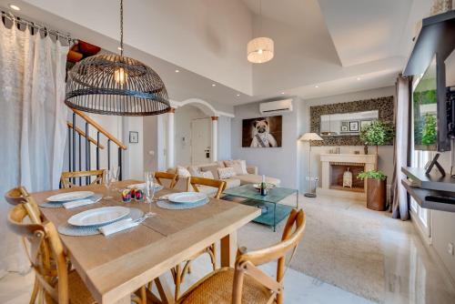 Elegant 2 BDRM Penthouse with Sea Views and Pools