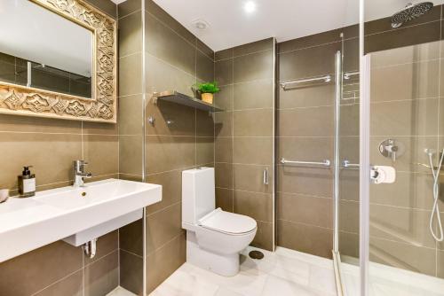 Elegant 2 BDRM Penthouse with Sea Views and Pools