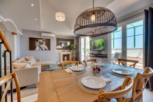 Elegant 2 BDRM Penthouse with Sea Views and Pools