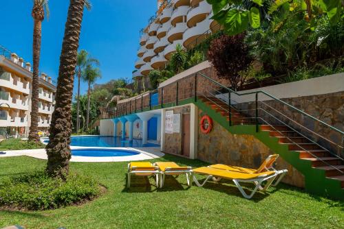 Elegant 2 BDRM Penthouse with Sea Views and Pools