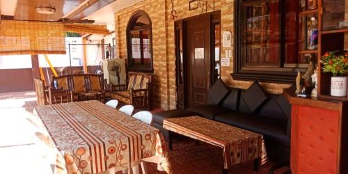 Dalumpinas Oeste的住宿－GG Resort，客房设有桌子、沙发、桌子和椅子。