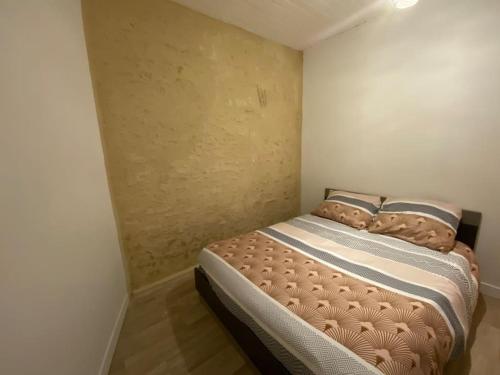 1 dormitorio con 1 cama con 2 almohadas en Appartement plain-pied, en Migné-Auxances