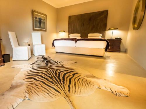 Кровать или кровати в номере Bagatelle Kalahari Boutique Farmhouse Lodge