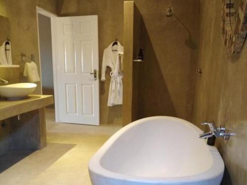 Ванная комната в Bagatelle Kalahari Boutique Farmhouse Lodge