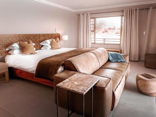 Кровать или кровати в номере Bagatelle Kalahari Boutique Farmhouse Lodge