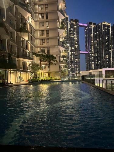 a swimming pool in a city with tall buildings at Tú Viên Homestay Ecopark/ 165m with big garden in HÆ°ng YÃªn