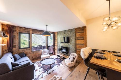 un salon avec un canapé et une table dans l'établissement Le Bouquetin - IMMODREAMS - Avoriaz, à Avoriaz