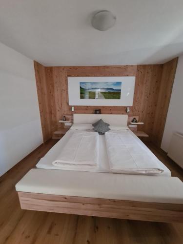 ein Schlafzimmer mit einem großen weißen Bett in einem Zimmer in der Unterkunft Haus Heidrun in Fendels