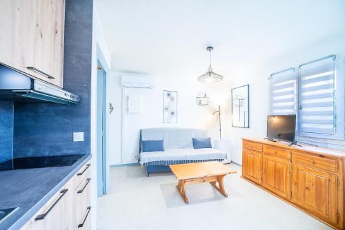 - une cuisine avec une table et un lit dans une chambre dans l'établissement Mi Casita - Charmant Apt près de la mer, à Argelès-sur-Mer