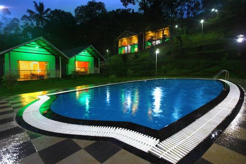 een zwembad voor een huis 's nachts bij zoz Idukki in Munnar