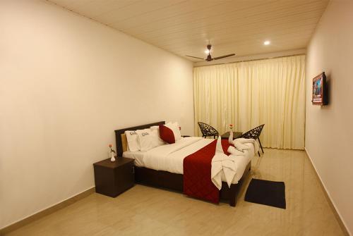 een slaapkamer met een bed in een kamer bij zoz Idukki in Munnar