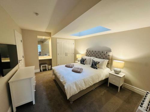 a bedroom with a large bed with a blue ceiling at Brand New Riverside Apartment in Christchurch