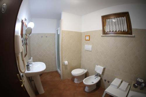 bagno con servizi igienici e lavandino di B&B Le Colline Country House a Anguillara Sabazia