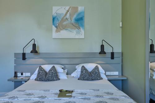 Cama o camas de una habitación en The Robertson Small Hotel and Spa by The Living Journey Collection