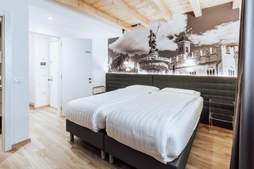 um quarto com uma cama grande e uma pintura na parede em Mine House em Trento