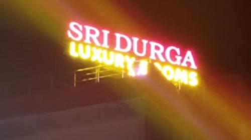 un'insegna al neon che legge la spirecca University of ornia di Sri Durga Luxury A/C Rooms,Sircilla a Sirsilla