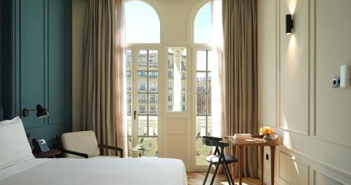 Habitación de hotel con cama y ventana en Nobu Hotel Sevilla, en Sevilla