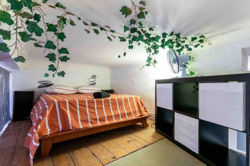 - une chambre dotée d'un lit avec des feuilles au plafond dans l'établissement L'Argenterie - Spacieux, Centrale & Climatisation, à Montpellier