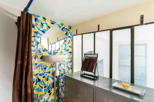 une pièce avec une table avec un ordinateur portable dessus dans l'établissement L'Argenterie - Spacieux, Centrale & Climatisation, à Montpellier