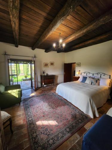 um quarto com uma cama grande e um sofá em Villa Arzilla Antica Residenza di campagna em Vitorchiano