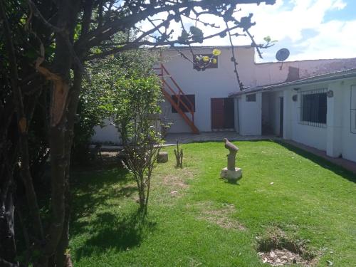 un patio con un pequeño árbol y un edificio en Casa de campo hospedaje RyM en Sicuani