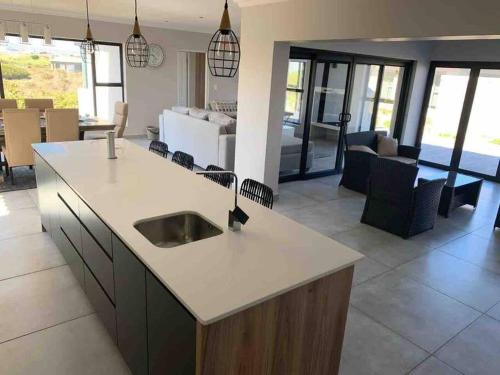 une cuisine et un salon avec un comptoir et un salon dans l'établissement Coastal & Country Living in Langebaan, à Langebaan