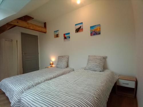 dos camas sentadas una al lado de la otra en una habitación en GITE LE MOULIN en Baie du MONT ST MICHEL, en Bacilly