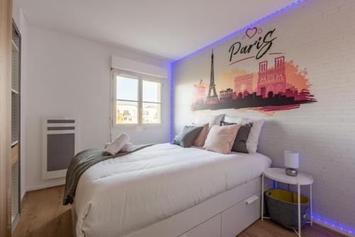 - une chambre avec un lit blanc et un panneau mural dans l'établissement City Of Love By Plaza - Proche Disneyland Paris, à Serris