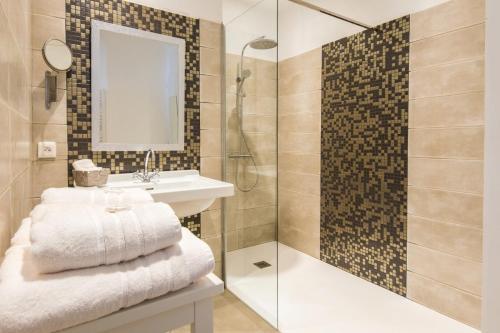 a bathroom with a sink and a shower at B&B Les chambres d'Aim&eacute; in Carcassonne