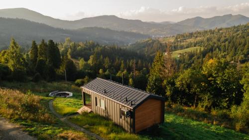 una pequeña cabaña en medio de una montaña en Mount hotel en Slavske