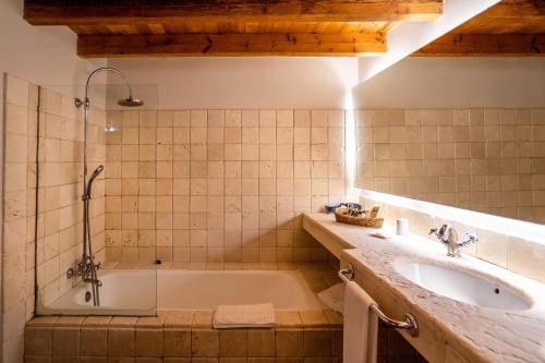 bagno con vasca e lavandino di Pula Golf Resort a Son Servera