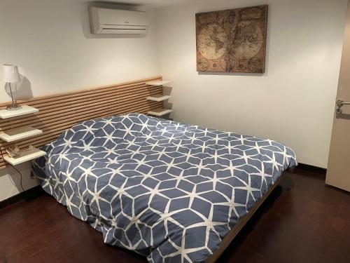 - une chambre avec un lit et un bureau dans l'établissement Loft triplex 3 chambres doubles, à Villeurbanne