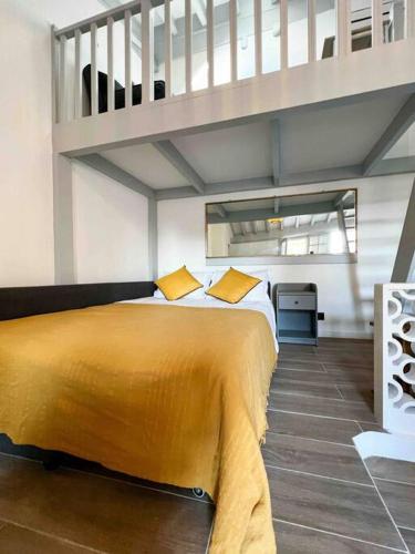 - une chambre dotée d'un grand lit avec des draps jaunes dans l'établissement Beautiful Top Floor & Terrasse (Beach 1' walk), à Nice