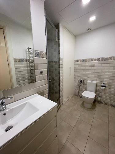 ein Badezimmer mit einem weißen Waschbecken und einem WC in der Unterkunft Best VIEW apartments !!!! in Chişinău