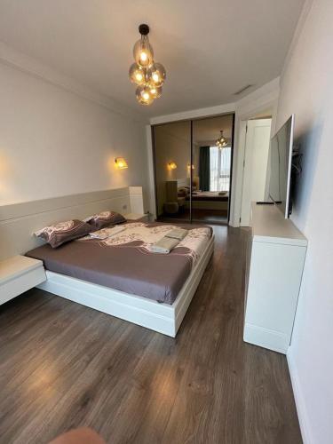 ein Schlafzimmer mit einem großen Bett und einem großen Spiegel in der Unterkunft Best VIEW apartments !!!! in Chişinău