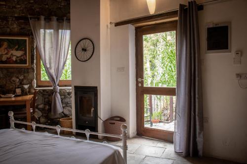 um quarto com uma cama e uma grande janela em Morfeas Kakopetria em Kakopetria
