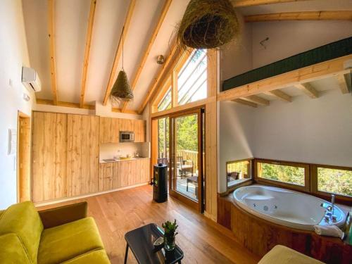 um quarto grande com uma banheira numa casa em Cabanas de Udra em Pontevedra