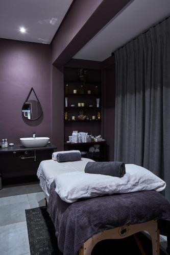 Cama o camas de una habitación en The Robertson Small Hotel and Spa by The Living Journey Collection
