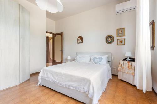 - une chambre blanche avec un lit blanc dans l'établissement Villa Giulia, à Capannori