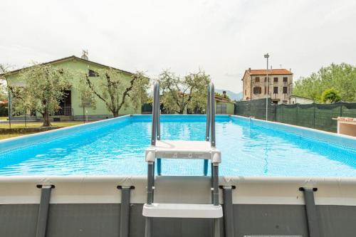 - une piscine avec une chaise au-dessus dans l'établissement Villa Giulia, à Capannori