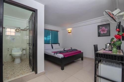 - une chambre avec un lit, une douche et des toilettes dans l'établissement CENTRAL BACKPACKER, à Siem Reap