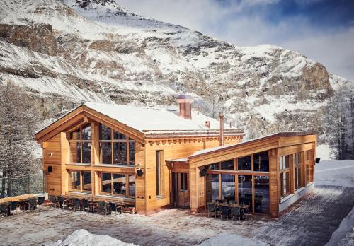 a log cabin in the snow with a mountain at Matthiol Appartements in Zermatt