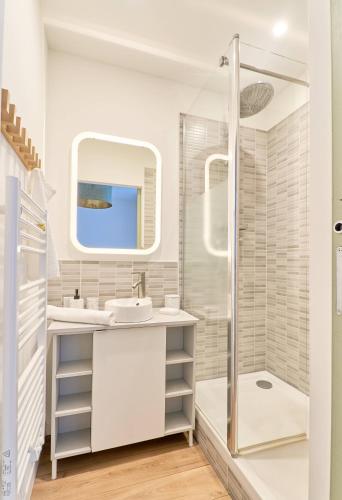 une salle de bain avec un lavabo et une douche dans l'établissement LA LOGE DES CARMES -Coeur de Nantes WIFI, à Nantes